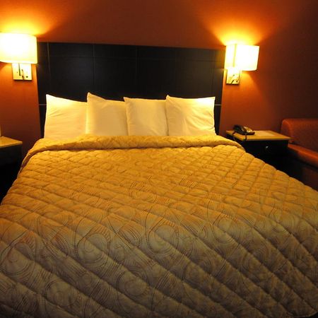 Red Carpet Inn And Suites Monmouth Junction Habitación foto