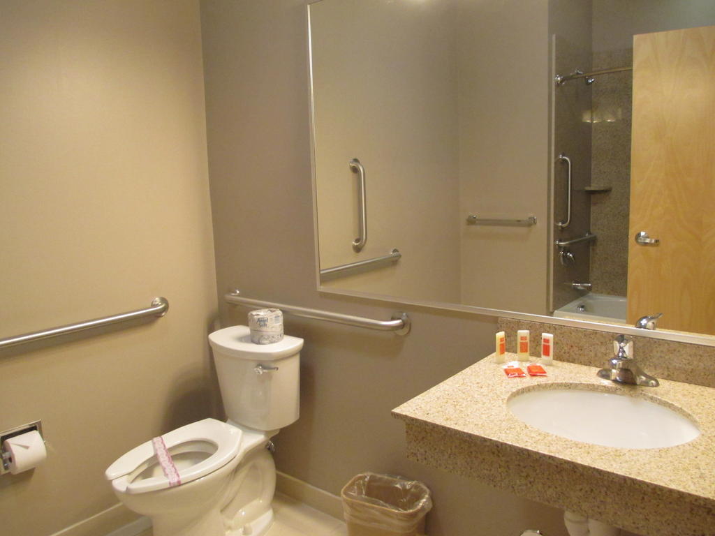 Red Carpet Inn And Suites Monmouth Junction Habitación foto