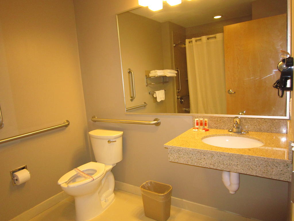 Red Carpet Inn And Suites Monmouth Junction Habitación foto